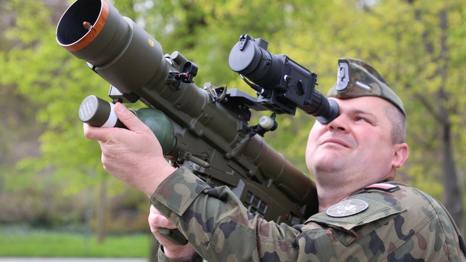 Polski żołnierz z makietą zestawu rakietowego Piorun