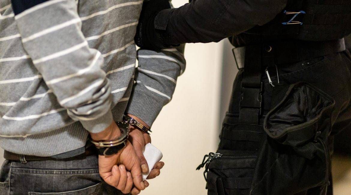 Brutalne wymuszenie i próba oszustwa – cztery osoby zatrzymane