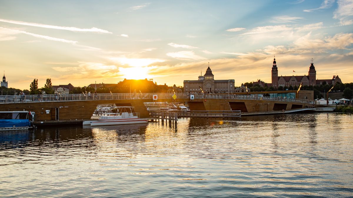 www.danielszura.pl
statki, rzeka, szczecin, port, wybrzeże, woda, chmury, zachód, żaglówki, żagle, kotwica, miasto, architektura, odbicie, piesi, transport, podróż
