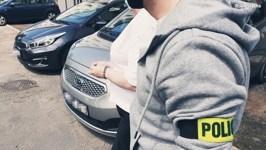 Śląskie. Policjanci zatrzymali 54-letnią mieszkankę Rudy Śląskiej, która śmiertelnie ugodziła nożem partnera.