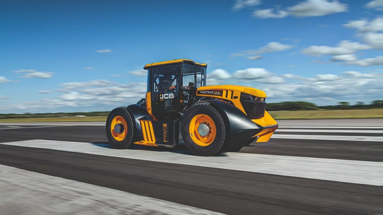 JCB Fastrac nawet w wersji fabrycznej potrafi rozwijać prędkości 70-90 km/h w zależności od modelu.