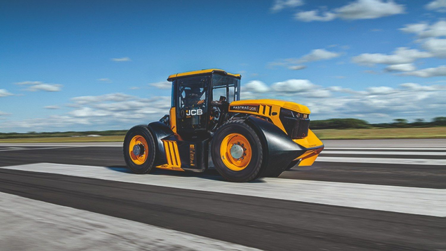 JCB Fastrac nawet w wersji fabrycznej potrafi rozwijać prędkości 70-90 km/h w zależności od modelu.