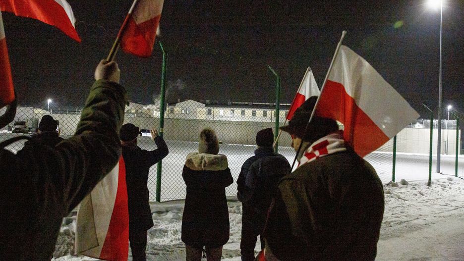 Protest przed Zakładem Karnym w Przytułach Starych. W tle widać okno celi Macieja Wąsika
