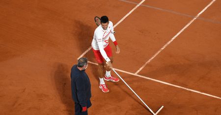 Novak Djoković znów szokuje! Odmówił gry i sam zaczął porządkować kort