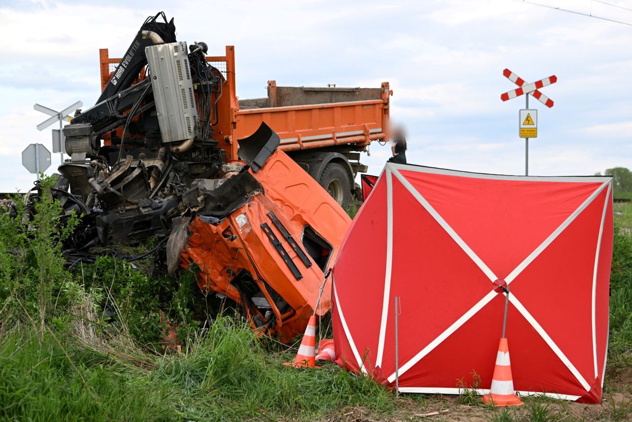 Kierowca ciężarówki wjechał pod pociąg 