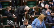 Tak całuje Jarosław Kaczyński. Maska mu nie przeszkadza
