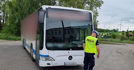 Pijany dowiózł autobusem dzieci do szkoły. Kolejne miał przewieźć na wycieczkę. Uniemożliwili mu to policjanci