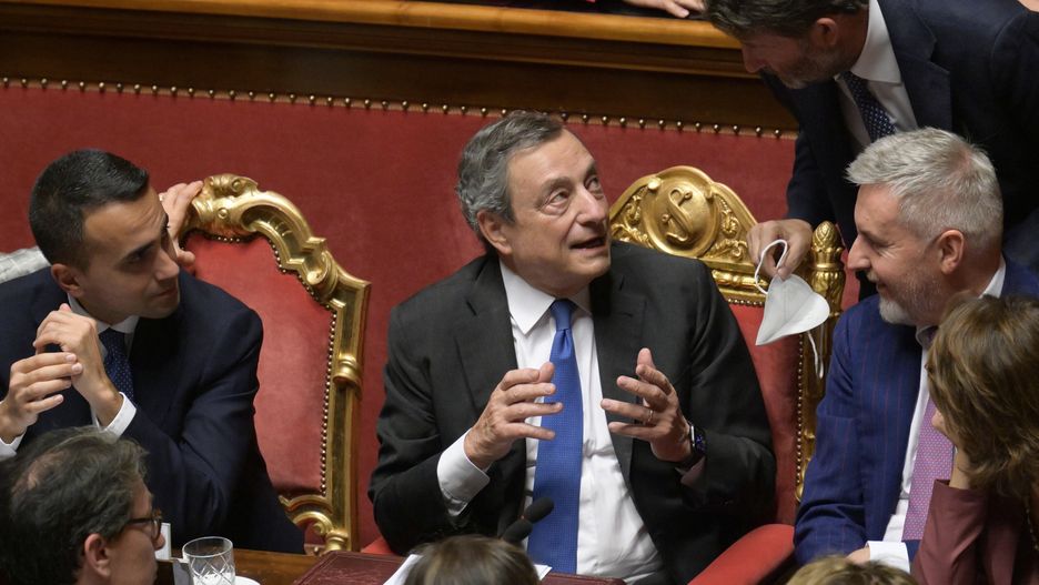 Italian Prime Minister Mario Draghi (C) flanked by ministers during the Senate confidence vote on Draghi's government, in Rome, Italy, 20 July 2022. On the day, Draghi told the Senate that the 'only way forward' for his executive is 'to reconstruct the pact of trust' that it was founded on as reported on the crisis of government. The previous week, Italian President Mattarella refused to accept Draghi's resignations following the failure of ruling coalition partner 5-Star Movement (M5S) to back the government in a confidence vote. EPA/CLAUDIO PERI Dostawca: PAP/EPA.
