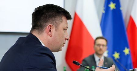 Dworczyk przed komisją. Nagle pojawił się nowy mail