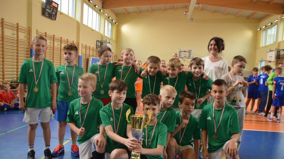 &#34;Zielone Ogórki&#34; ze Szkoły Podstawowej numer 1 w Suchedniowie zdobyły puchar dyrektora szkoły.