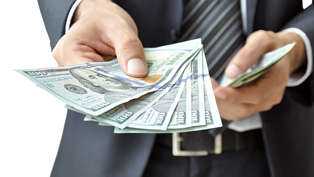 Ręka z pieniądzmi z depositphotos