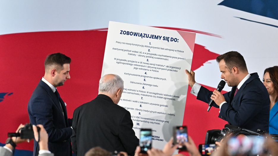 Przysucha, 12.10.2024. Prezes PiS Jarosław Kaczyński (2L), europosłeł Patryk Jaki (L), rzecznik PiS Rafał Bochenek (2P) oraz posłanka PiS Magdalena Filipek-Sobczak (P) podczas kongresu Prawa i Sprawiedliwości w hali sportowej Zespołu Szkół nr 2 im. Ludwika Skowyry w Przysusze, 12 bm. (jm) PAP/Piotr Polak