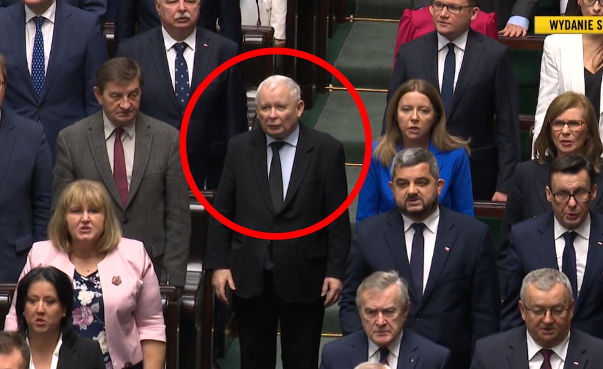 Jarosław Kaczyński hymn śpiewał stojąc w przejściu