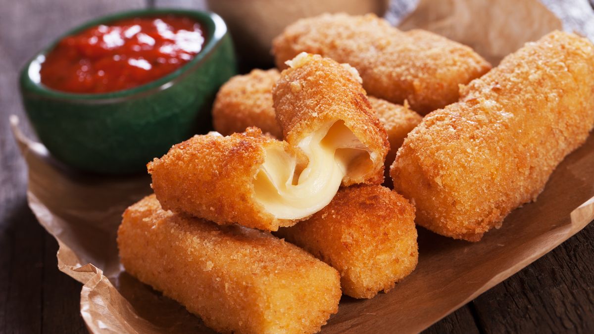 Przekąska z mozzarelli znana jest także jako cheese fingers
