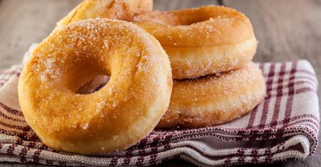 Domowe donuty jak z amerykańskiej cukierni – prostsze, niż myślisz