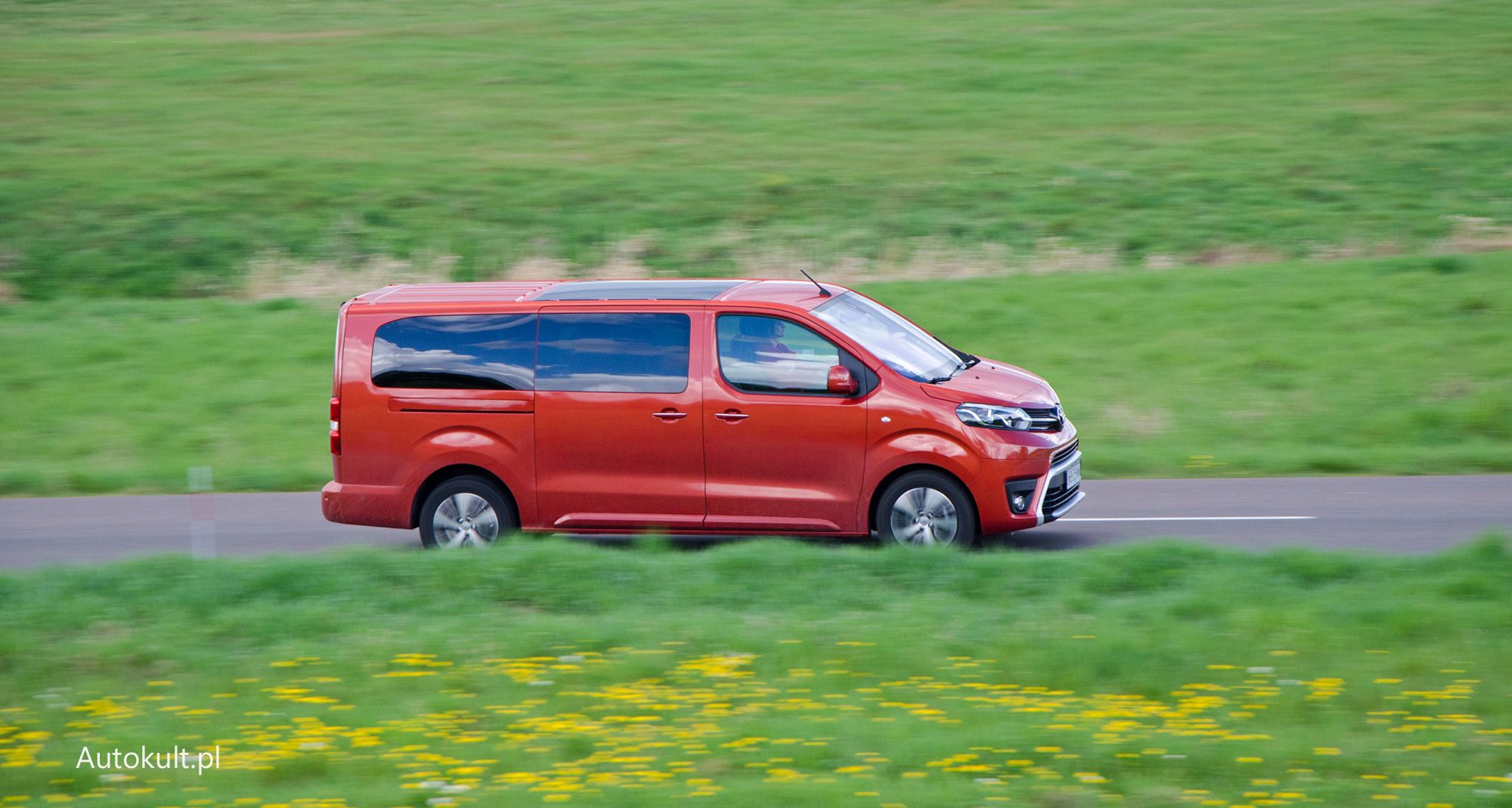 Zarówno na autostradach jak i lokalnych, wyboistych drogach Toyota Proace cieszy dynamiką i miękkim resorowaniem.