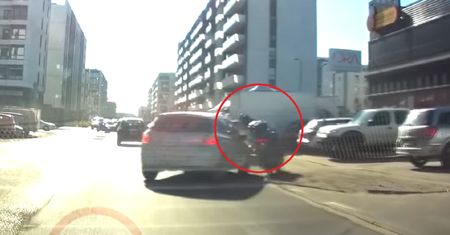 Kolizja skutera z osobówką w Warszawie. Internauci wydali wyrok