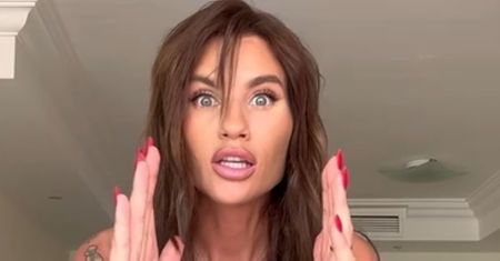 Karolina Gilon chwali się odważną sesją, a "fanka" dopytuje: "BARDZIEJ WYCIĘTYCH MAJTEK nie było?". Doczekała się ciętej riposty