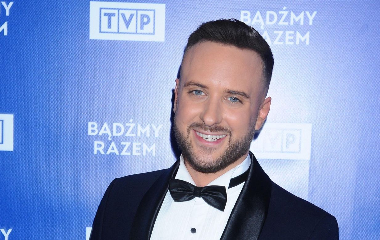 Aleksander Sikora jest prowadzącym programu "Pytanie na śniadanie".