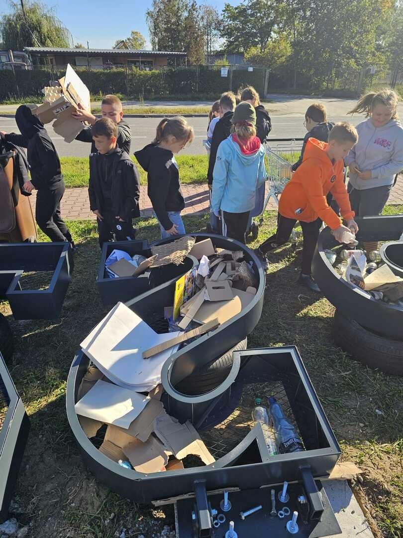 PSZOK w Ostrowcu Świętokrzyskim zyskał wyjątkową ozdobę w duchu recyklingu