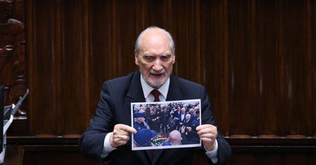 Awantura w Sejmie. Macierewicz oskarża policję