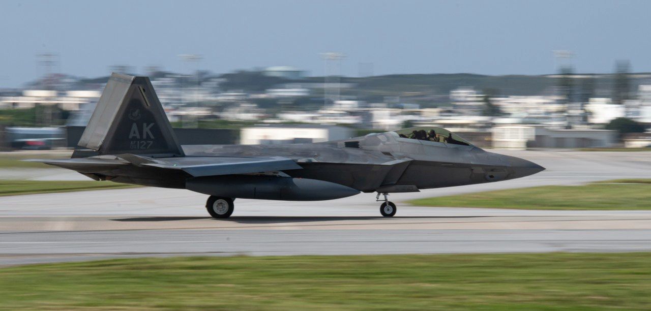 Alaskański F-22A podczas dobiegu w Kadenie
