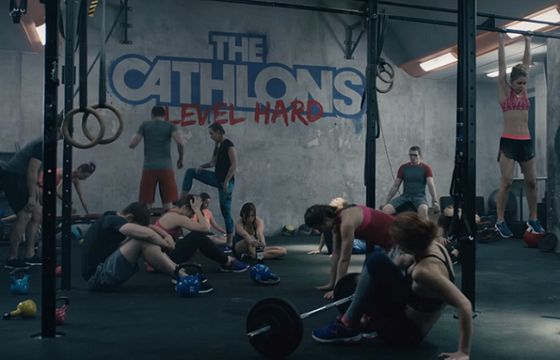 Pracownicy Decathlonu reklamują odzież treningową (wideo)