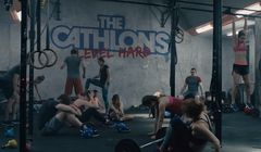 Pracownicy Decathlonu reklamują odzież treningową (wideo)
