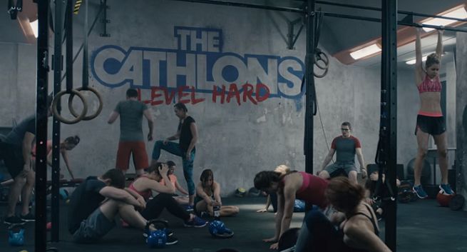 Pracownicy Decathlonu reklamują odzież treningową (wideo)