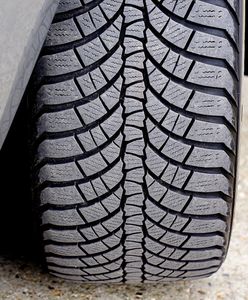 Warszawa. Zapaliło się tylne koło samochodu. Szybka reakcja