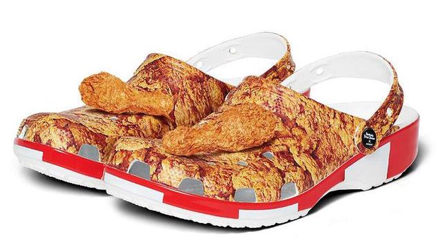 Crocsy w kształcie kubełka KFC. 
