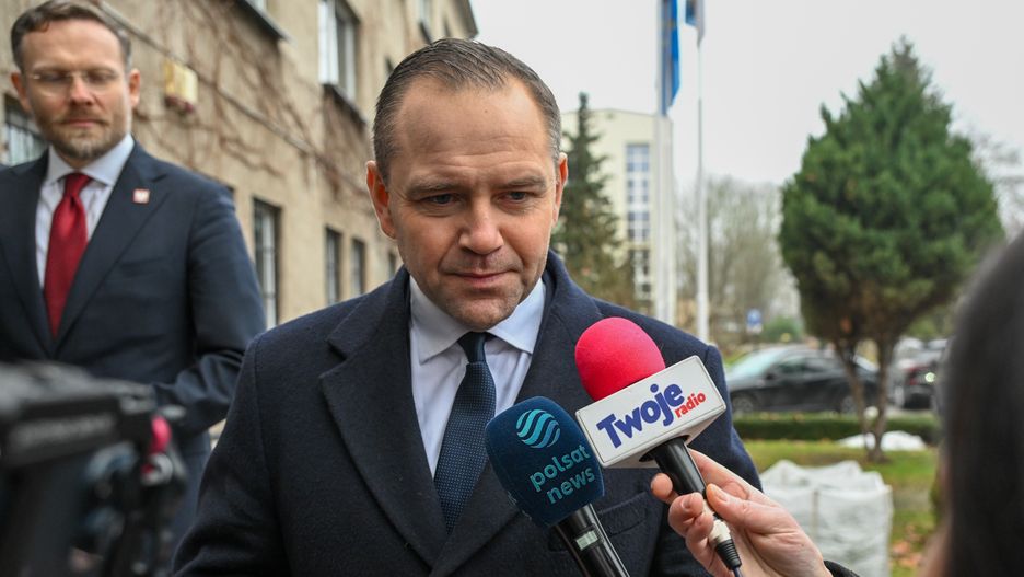 Pyrzyce, 18.01.2025. Wybory Prezydenta RP 2025 - kampania. Kandydat Komitetu Obywatelskiego w wyborach na prezydenta RP popierany przez Prawo i Sprawiedliwość, prezes Instytutu Pamięci Narodowej Karol Nawrocki (C) rozmawia z dziennikarzami w drodze na spotkanie z rolnikami w Pyrzycach, 18 bm. (mb/amb) PAP/Marcin Bielecki