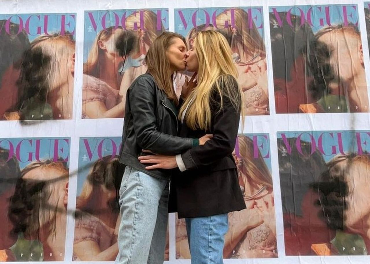 Marta Warchoł wraz z partnerką całują się na tle zniszczonych okładek poświęconych osobom LGBT+. "Zadziałałyśmy na przekór"