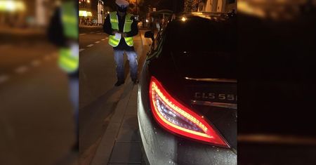 Kierowca mercedesa chciał się popisać, przejeżdżając obok patrolu drogówki. Uzbierał 26 punktów i stracił prawo jazdy