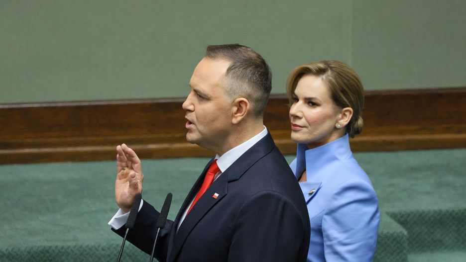 Warszawa, 06.08.2025. Uroczystość zaprzysiężenia Prezydenta RP Karola Nawrockiego przed Zgromadzeniem Narodowym. Prezydent-elekt Karol Nawrocki (L) z żoną Martą Nawrocką (P) składa ślubowanie na sali posiedzień Sejmu w Warszawie, 6 bm. Karol Nawrocki, dotychczasowy prezes IPN, został zaprzysiężony na Prezydenta Rzeczypospolitej Polskiej. Podczas Zgromadzenia Narodowego następca Andrzeja Dudy złożył przysięgę prezydencką, po której formalnie objął urząd głowy państwa. (mr) PAP/Paweł Supernak