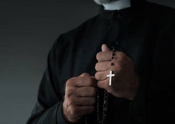 45-letni ksiądz usłyszał zarzut. Ponad 300 przestępstw