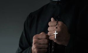 45-letni ksiądz usłyszał zarzut. Ponad 300 przestępstw