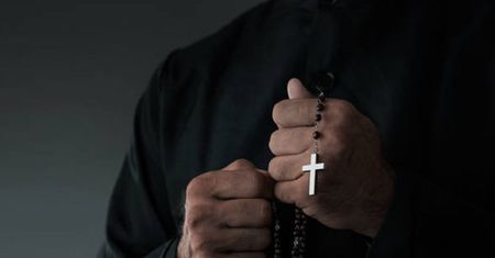 45-letni ksiądz usłyszał zarzut. Ponad 300 przestępstw