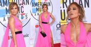 Kusząca Jennifer Lopez flirtuje z obiektywami na gali AMA