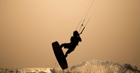Kitesurfing, czyli pływanie na desce z latawcem