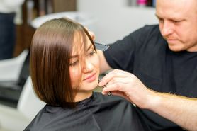 Fryzury dla cienkich włosów – najlepsze długości, techniki strzyżenia, pielęgnacja i stylizacja
