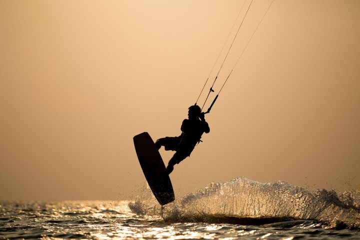 Kitesurfing, czyli ślizg po wodzie na desce wyposażonej w latawiec, to jedna z najmłodszych i najpopularniejszych dyscyplin sportów wodnych.
