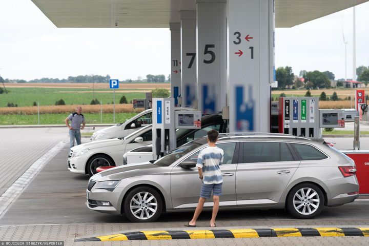 Zostawił syna na parkingu. Tłumaczył, że nie zauważył jego nieobecności