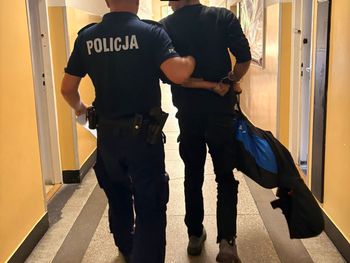 Warszawa: Dzielnicowy zatrzymał poszukiwanego 32-latka. Mężczyznę zdradziło nerwowe zachowanie