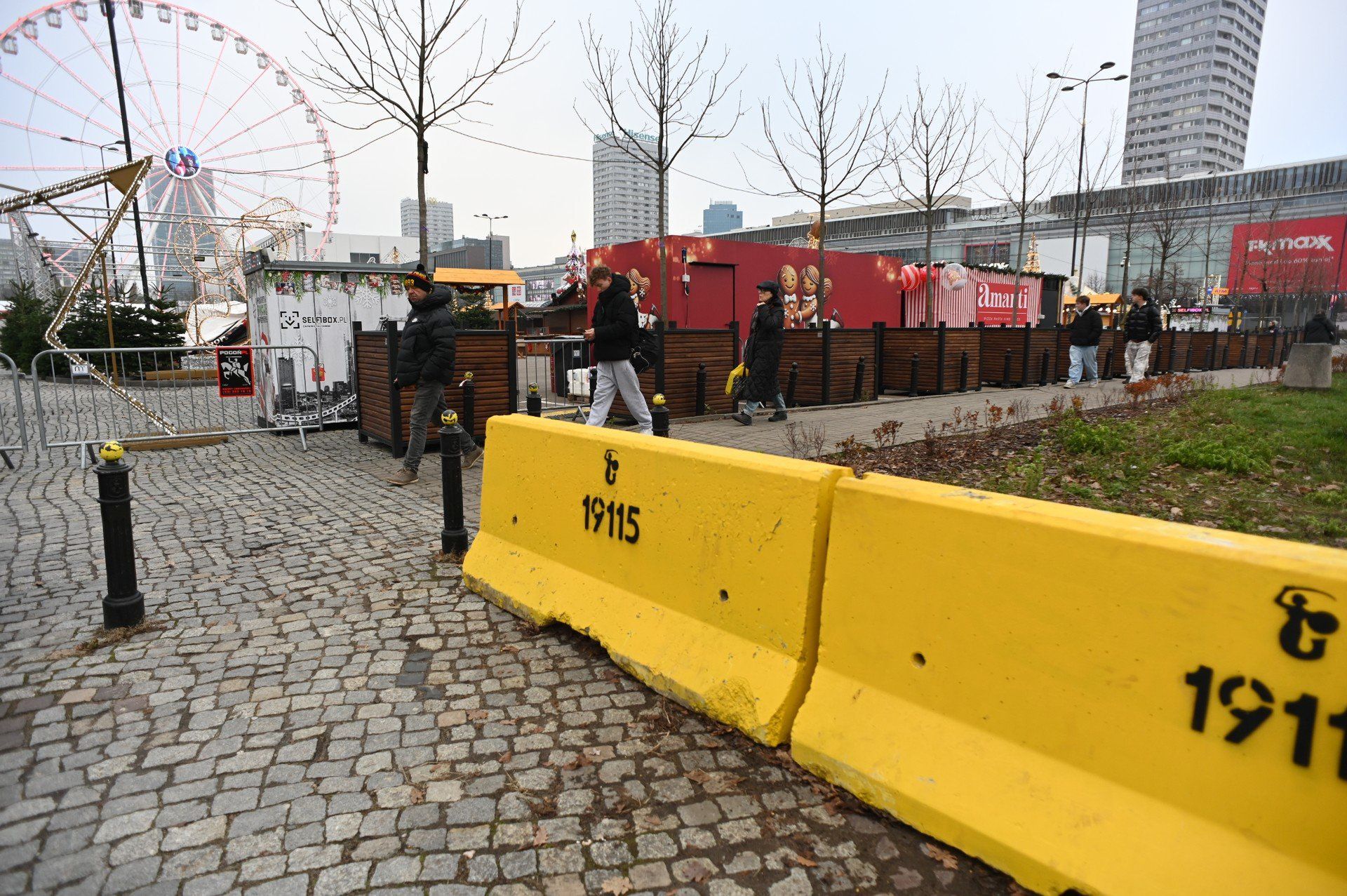 Betonowe zapory i całodobowy monitoring. Specjalne środki ostrożności w związku ze świątecznym jarmarkiem