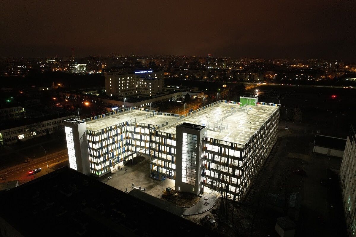 Parking Uniwersytetu Medycznego przy ul. Gębali nocą