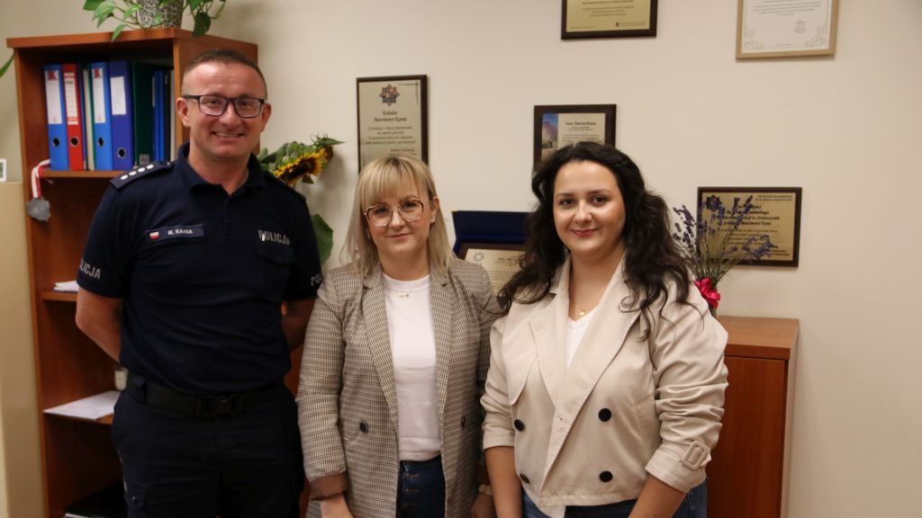 Znalazły na chodniku 10 tys. zł i oddały pieniądze policji