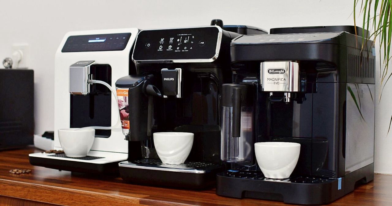 Jaki ekspres do kawy do 2000 zł? Test kaw mlecznych i nie tylko – De’Longhi, Philips i Krups