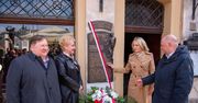 Paweł Edmund Strzelecki upamiętniony w centrum Poznania. Nowa tablica na fasadzie Domu Polonii