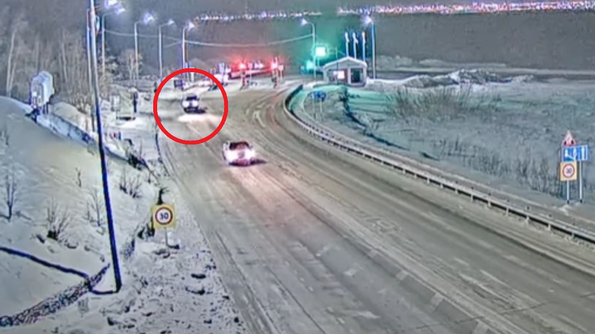 Widoczny na zdjęciu pojazd to auto należące do IK-3 - kolonii karnej, w której przebywał Nawalny